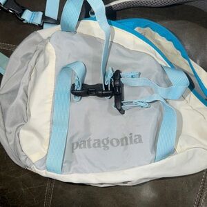 Patagonia Atom Sling Cream and Light Blue Crossbody Waist Bag